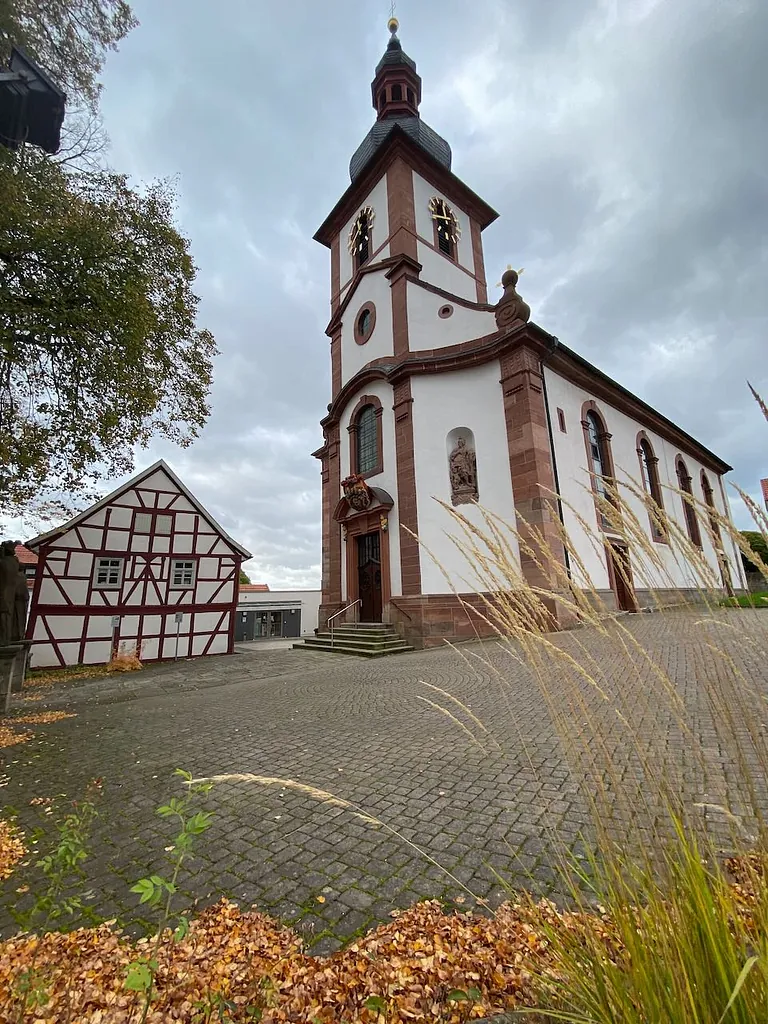 Außenbereich und Kirchenvorplatz von St. Georg