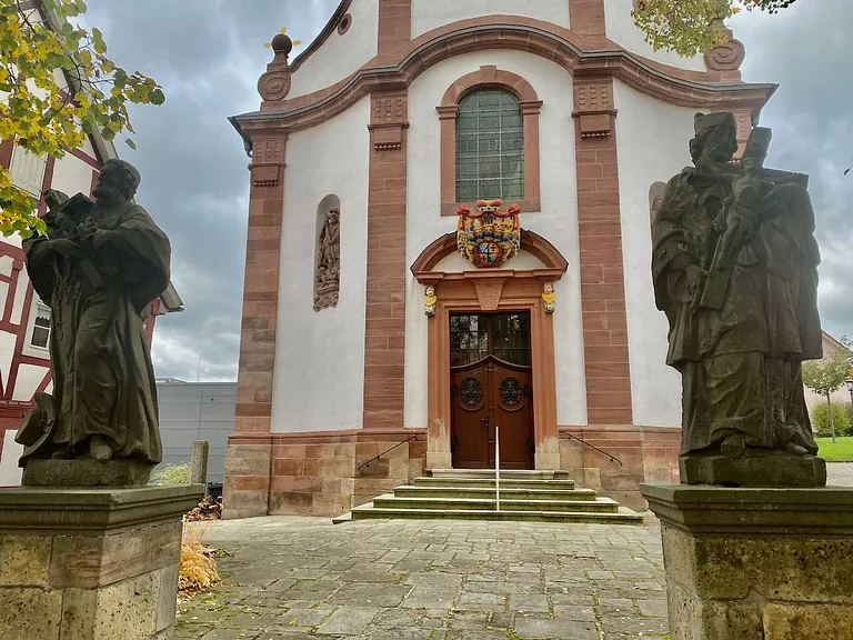 St.Georg mit Kirchenvorplatz